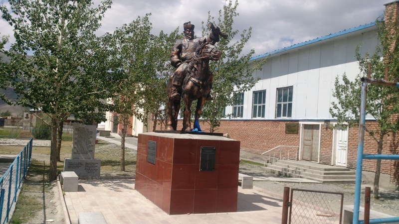 Памятник - монгол на коне со свитком.
